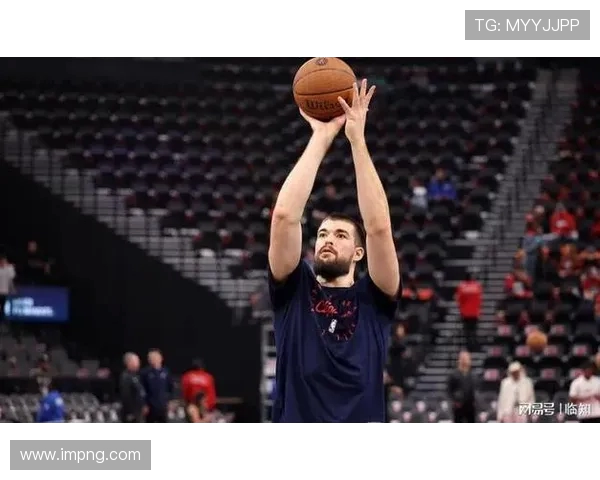 精益求精祖巴茨赛前热身苦练勾手展现内线进攻专注篮球态度比赛中